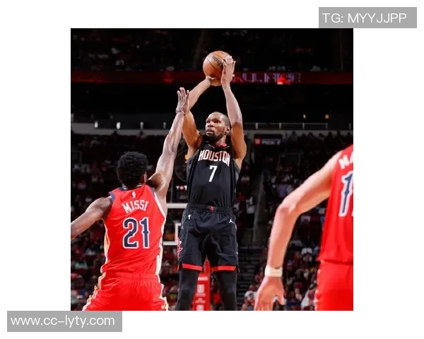 杜兰特表现稳定半场8投5中贡献11分5助攻助力球队争胜